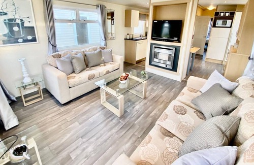 Clacton-on-Sea House | Modern 6 berth caravan at Highfield Grange near Clacton-on-Sea ref 26302E