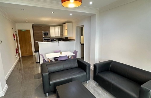 Woking House | Modern 7 Bedroom 7 Bed Home