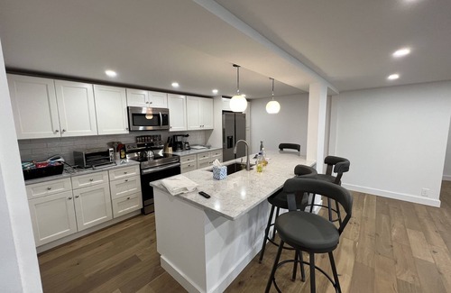 Ludlow Ski Chalet | Modern 7Bd/3Ba Mountain Chalet w/Hot tub, 3 minutes from Okemo