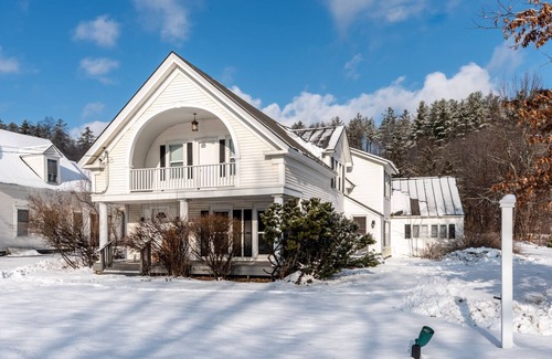 Ludlow Ski Chalet | Modern 7Bd/3Ba Mountain Chalet w/Hot tub, 3 minutes from Okemo