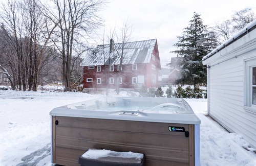 Ludlow Ski Chalet | Modern 7Bd/3Ba Mountain Chalet w/Hot tub, 3 minutes from Okemo