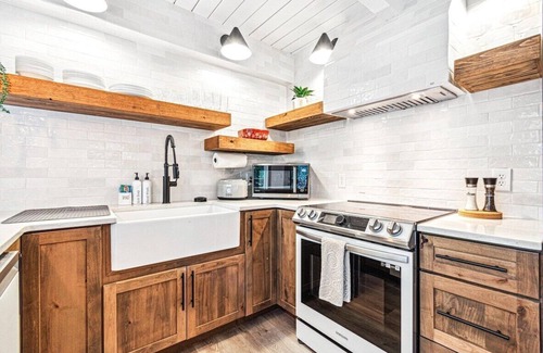 Hendersonville House | Modern A-Frame, Hot Tub, EV, 10 Guests, Dual King, 8 Mins from Downtown Hendersonville