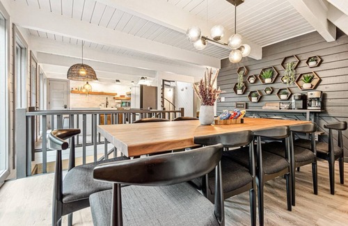 Hendersonville House | Modern A-Frame, Hot Tub, EV, 10 Guests, Dual King, 8 Mins from Downtown Hendersonville