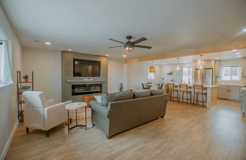 Alamedan Valley House | Modern Adobe Home with Hot Tub