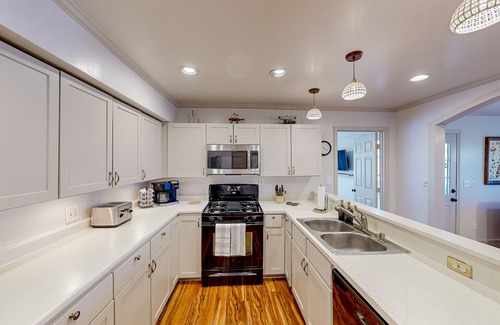 Buford Cabin | Modern adventure cabin with firepit, large balcony, games, & AC - dog-friendly
