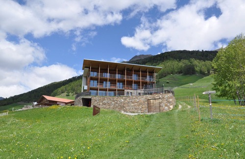 Malles Venosta Apartment | Modern alpine architecture in South Tyrol, vacation apartment with panoramic views