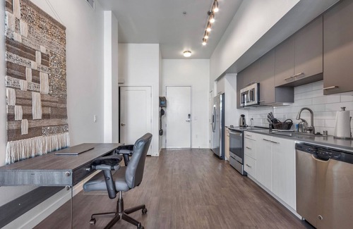 Platinum Triangle Apartment | Modern Anaheim Retreat By Disney- Pool, Gym, WiFi, Outdoor Areas and More