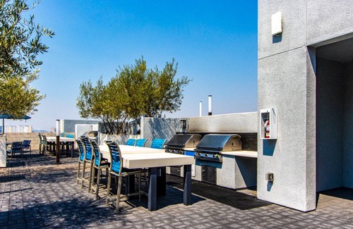 Platinum Triangle Apartment | Modern Anaheim Retreat By Disney- Pool, Gym, WiFi, Outdoor Areas and More