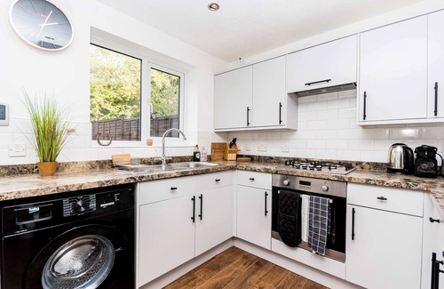 Swindon House | Modern and Bright 3 Bed Swindon Home with Parking
