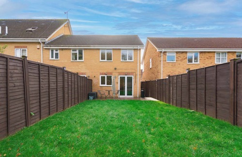 Swindon House | Modern and Bright 3 Bed Swindon Home with Parking