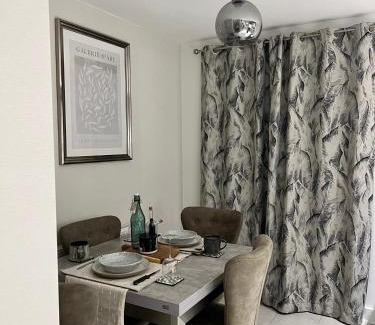 Winsford House | Modern and Bright 3BD House