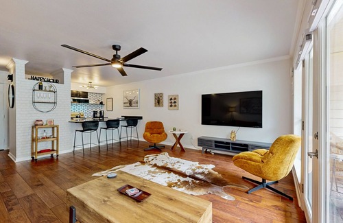 Riverside Condo | Modern and cozy apartment in downtown with patio, close to lake & restaurants