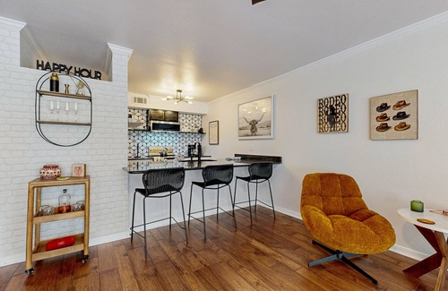 Riverside Condo | Modern and cozy apartment in downtown with patio, close to lake & restaurants