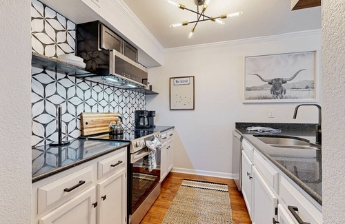 Riverside Condo | Modern and cozy apartment in downtown with patio, close to lake & restaurants