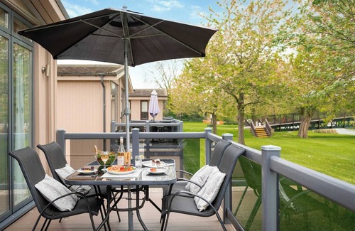 Tiddington Ski Chalet | Modern and comfortable 2-bedroom caravan with one double and one twin bedroom.