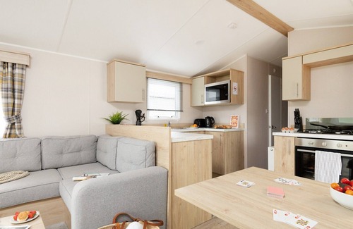 Tiddington House | Modern and comfortable 2-bedroom caravan with one double and one twin.