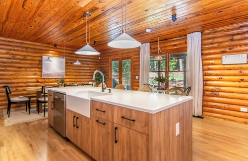 Cumming Cabin | Modern and Luxurious Cabin Retreat, 5 minutes from Cumming City Center