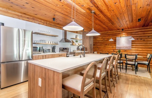 Cumming Cabin | Modern and Luxurious Cabin Retreat, 5 minutes from Cumming City Center