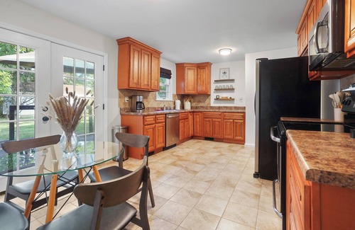 Glencliff House | Modern and Musical 1950s Ranch-Sleeps 5