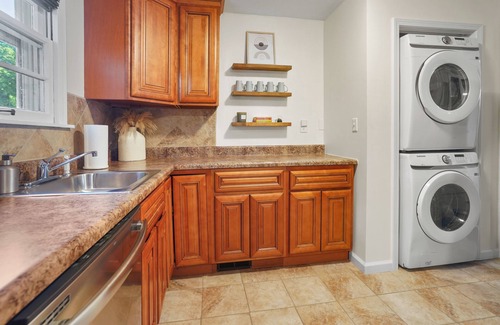 Glencliff House | Modern and Musical 1950s Ranch-Sleeps 5