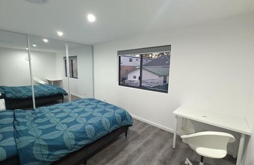 Guildford House | Modern and Peaceful Queen Room in Guildford - NR5