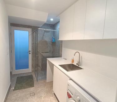 Guildford House | Modern and Peaceful Queen Room in Guildford - NR5
