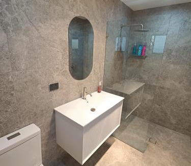 Guildford House | Modern and Peaceful Queen Room in Guildford - NR5
