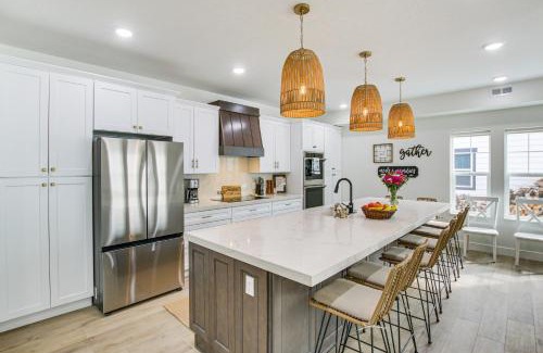 Garden City House | Modern and Spacious Garden City Home with Pool Access!