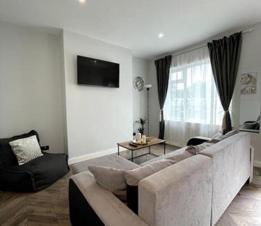 Lincoln Apartment | Modern and spacious house with Hot Tub
