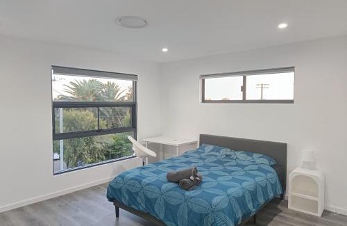 Guildford House | Modern and Spacious Queen Room with Attached Bathroom - NR2