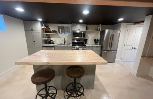 Ellensburg Apartment | Modern and Stylish 1 Bedroom Suite in Historic District of Ellensburg.