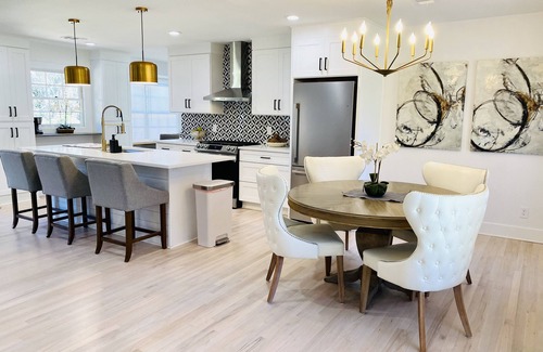 Alpharetta House | Modern and Stylish Creekside Retreat Home - Walk to Downtown