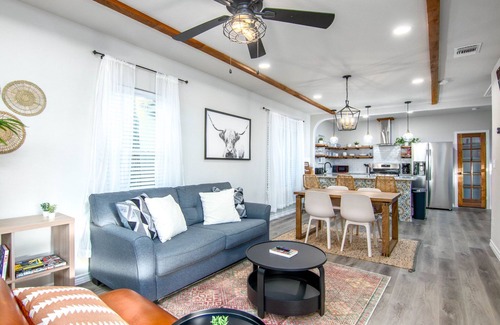 Denver Heights House | Modern and Stylish Family Home Near ATT&Riverwalk
