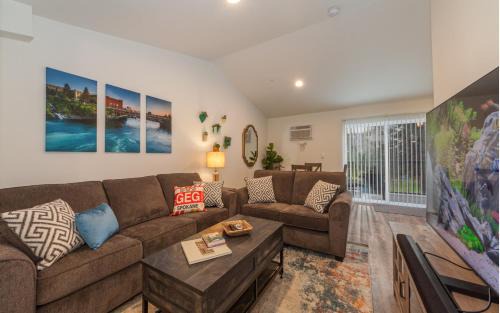Spokane Valley Apartment | Modern and Stylish KING bed Wifi FREE Parking