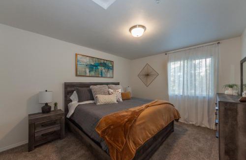 Spokane Valley Apartment | Modern and Stylish KING bed Wifi FREE Parking