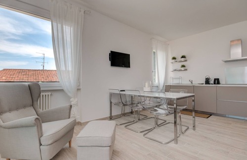 Pulciano Apartment | Modern Apartment "Luxury 1" with Roof Terrace and Air Conditioning