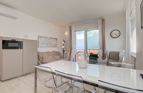 Pulciano Apartment | Modern Apartment "Luxury 1" with Roof Terrace and Air Conditioning