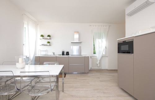 Pulciano Apartment | Modern Apartment "Luxury 1" with Roof Terrace and Air Conditioning