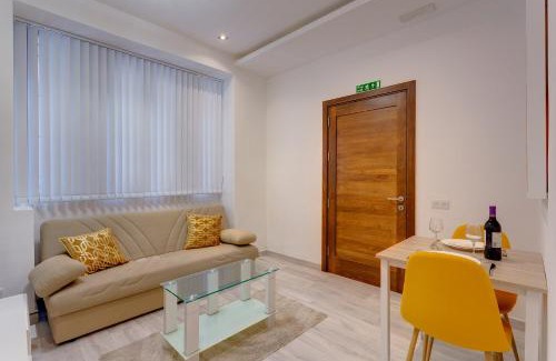 Tower Road Apartment | Modern Apartment 20 meters from the Promenade