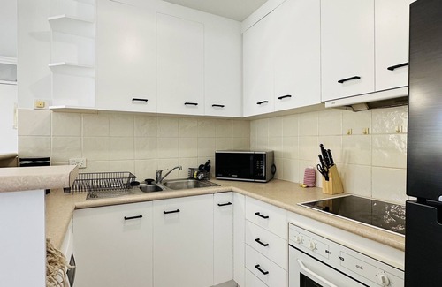Surfers Paradise Apartment | Modern Apartment in Chevron Island