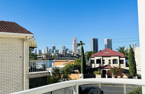 Surfers Paradise Apartment | Modern Apartment in Chevron Island