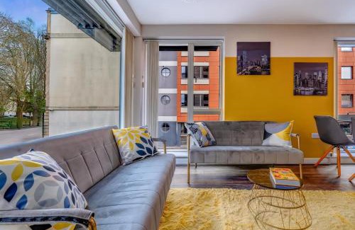 Saint Paul's Apartment | Modern apartment by Portland Sq w/courtyard views