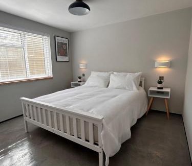 Woodstock Apartment | Modern Apartment Central Woodstock with Parking