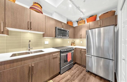 Grandview-Woodland Apartment | Modern Apartment close to Downtown Vancouver. Steps away from Commercial Drive!