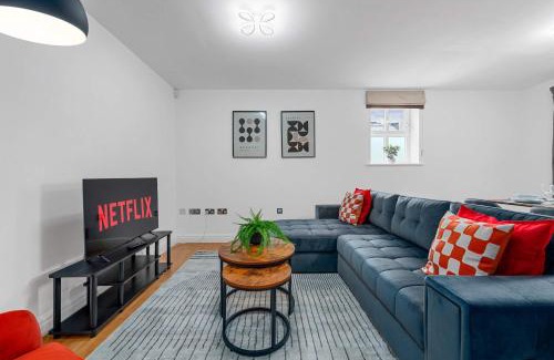Trafford Apartment | Modern Apartment, Free Parking by City SuperHost