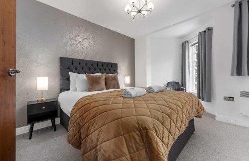 Trafford Apartment | Modern Apartment, Free Parking by City SuperHost