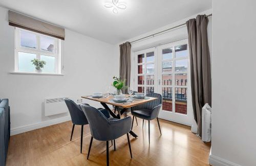 Trafford Apartment | Modern Apartment, Free Parking by City SuperHost