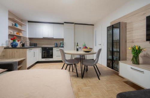 Gmunden Apartment | Modern Apartment, Full Kitchen, for 6