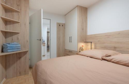 Gmunden Apartment | Modern Apartment, Full Kitchen, for 6