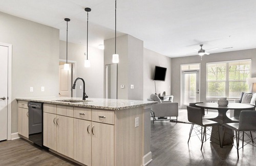 Paw Creek Apartment | Modern Apartment in Prime Location (ID8154X57)